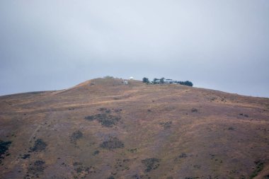 Bulutlu Gökyüzü Altındaki Yapılarla Tepe Görünümü