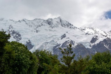 Buzulları ve yemyeşil yemyeşil olan görkemli Karlı Dağlar