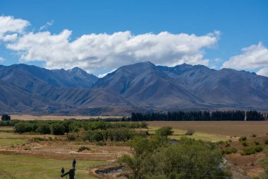 Nehir ve Yeşil Vadi ile Manzaralı Dağ Manzarası