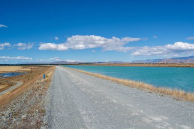 Turkuaz Su Kanalı boyunca çakıl yolu