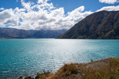Görkemli Dağlarla çevrili Turkuaz Gölü
