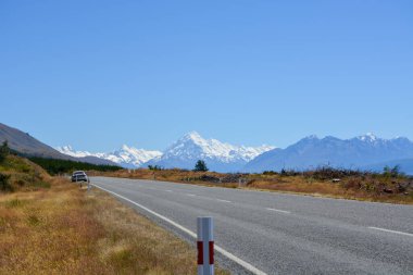 Karla kaplı Dağlarla Manzaralı Otoyol