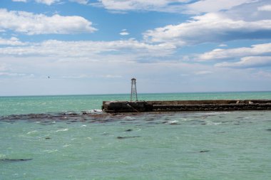 Deniz kıyısındaki Rocky Rıhtımı 'ndaki deniz feneri.