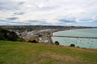 Liman ve Tekneli Sahil Kasabası Panoramik Manzarası