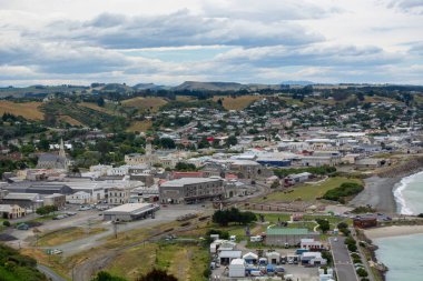 Tarihi ve Modern Mimarisi Olan Bir Kıyı Kasabasının Hava Görüntüsü
