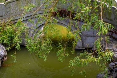 Huzurlu Taş Köprü Serene Gölü üzerinde