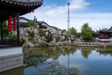 Pond ve Rock Formasyonlu Serene Geleneksel Çin Bahçesi