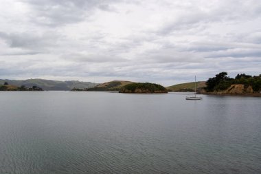 Yelkenli ve Bulutlu Gökyüzü ile Huzur Koyu