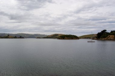 Sakin Suyun Üzerinde Yelkenli Teknesiyle Huzurlu Manzara