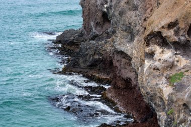 Dalgalar ve Uçurumlarla Rocky Sahil Hattı