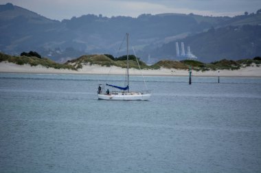 Sakin Sularda Yalnız Yelkenli