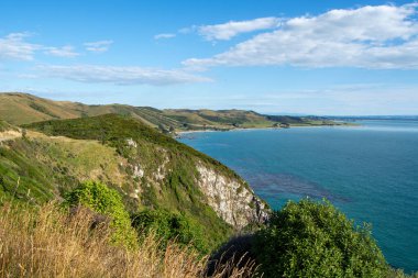 Uçurumlar ve Mavi Deniz 'le Sahra Manzarası