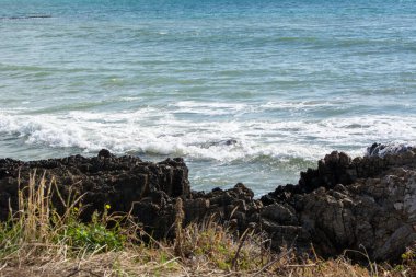 Yumuşak Dalgalı Manzaralı Rocky Kıyı Çizgisi