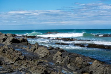 Dalgalı Rocky Sahili