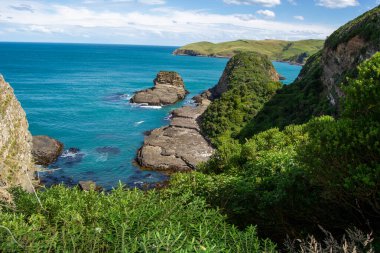 Turkuaz Suları ve Rocky Kayalıkları ile Sahne Sahil Manzarası