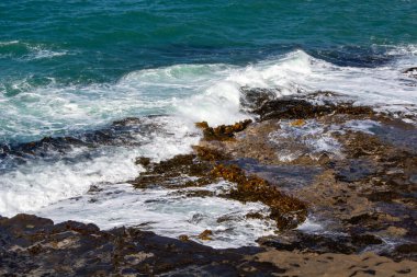 Dalgalar çökmesini üzerinde kayalık sahil