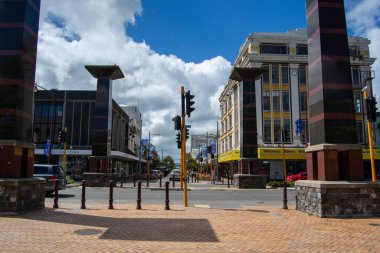 Sütunlu ve Modern Binalı Canlı Şehir Sahnesi