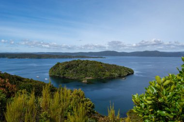 Mavi sularla çevrili Sakin Ada Manzarası