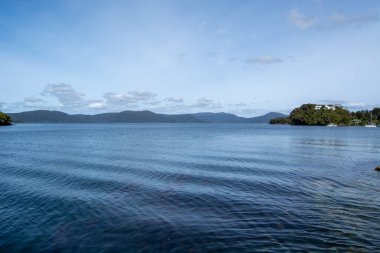 Rolling Hills ve Clear Sky ile Serene Lake View
