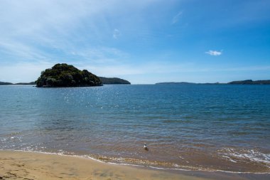 Ada ile Sakin Sahil Sahnesi ve Açık Mavi Gökyüzü