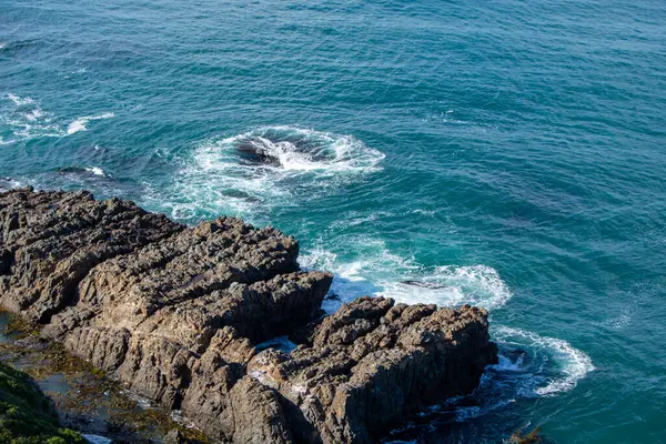 Dalgalı Rocky Sahil Çizgisinin Hava Görüntüsü