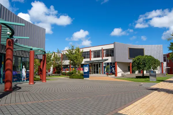 Avlu ile Modern Ticari İnşaat Kompleksi