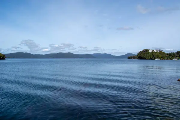 Rolling Hills ve Clear Sky ile Serene Lake View