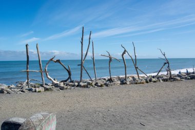 Okyanus ve mavi gökyüzünün bir zeminine 