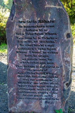 Maori dilinde oymalı, yeşilliklerle çevrili taş bir anıt. Anıt Tahu-Ngati Whano kabilesinin tarihi ve önemini anmaktadır..