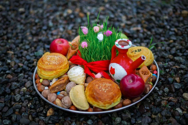 Novruz masa dekorasyonu, buğday çimi, Azerbaycan ulusal hamur işi pakhlava, yeni yıl kutlamaları, doğa uyanışı.