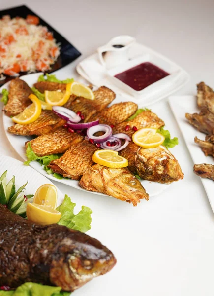 stock image Fried fish with vegetable on white dish. Tasty and spicy fish fry 