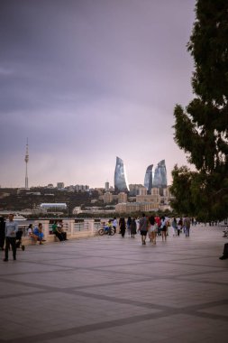 Bakü, Azerbaycan - 30 Temmuz 2023: Şehir manzaralı Bakü Bulvar. Hazar Denizi kıyısındaki modern bulvar