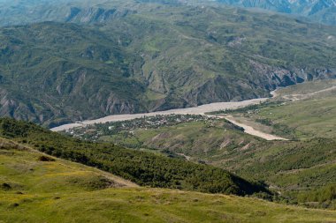 İsmayilli İlçesi 'ndeki Lahij köyü, Azerbaycan yeşil tepeleri ve Shahdağ Ulusal yakınlarındaki Büyük Kafkasya dağları.