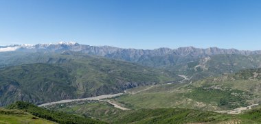 Ismayilli Bölgesi 'ndeki Lahij köyünün panoramik manzarası, Azerbaycan' da Büyük Kafkasya Dağları 'nın arka grubunda