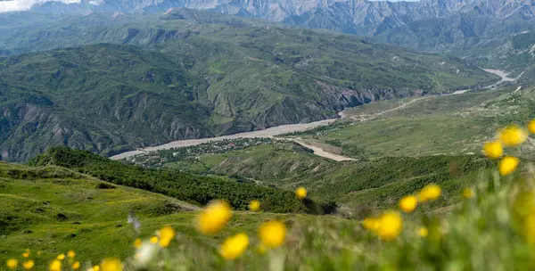 Lahij köyü, Azerbaycan manzarası dağ manzarası ve sarı kır çiçekleri