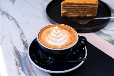 Ballı latte kahve ve bulanık bir sırt ağrısı.