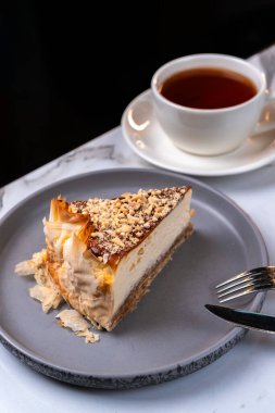 Baklava Cheesecake Cevizli Dilimler ve Çayla Tabakta Çıtır Filo Mermer Masada