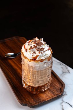 Tuzlu Karamelli Mocha Şekerli İçecek Kremalı ve Çikolatalı Şekerli Glas