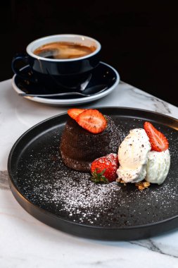 Vanilyalı çikolatalı lav keki ve sıcak amerikan kahvesi.