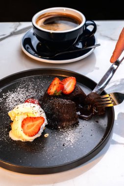 Şef Erimiş Çikolatalı Lava Keki Akış Merkezi ve Amerikano Kahvesi