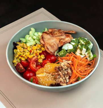 Taze Fit Bowl ızgara tavuk, portakal, Feta, mısır ve sebze karışımı. Sağlıklı Gıda Blogları, Yemek Hazırlama İlanları ve Restoran Menüleri için ideal