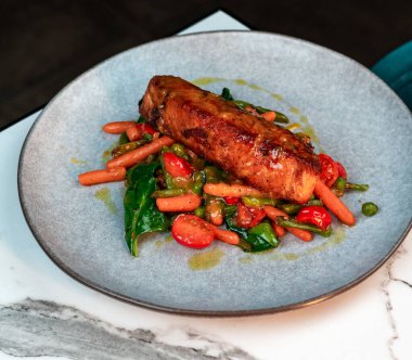 Tavada kurutulmuş somon, ıspanaklı ve jöleli sebze. Restoranlar, sağlıklı menüler, yemek kitapları için ideal..