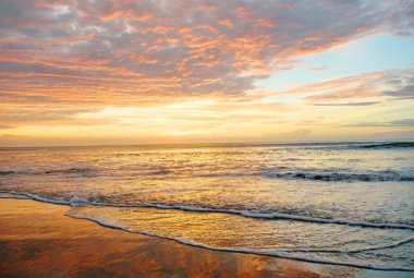 Denizin üzerinde güzel bir gün batımı