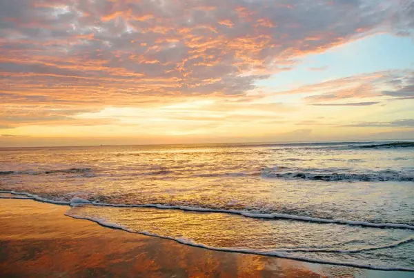 Denizin üzerinde güzel bir gün batımı