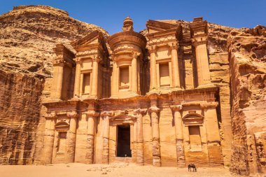 Manastır harabelerinin alt manzarası, Ed-Deir, kumtaşından yapılmıştır. Ürdün 'ün antik Nabataean şehri Petra' nın en ünlü binalarından biri. UNESCO Dünya Mirası Alanı.