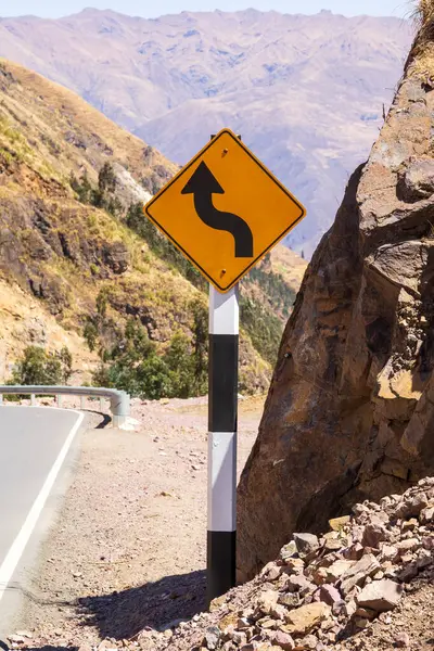 Andes, Peru 'da bir dağ yolunda kavis işareti.