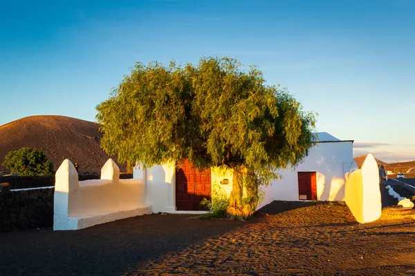 La Geria, Lanzarote, Kanarya Adaları, İspanya. La Geria 'da Ermita de la Caridad adında küçük bir şapel. Volkanik ada Lanzarote' daki ünlü şarap bölgesi..