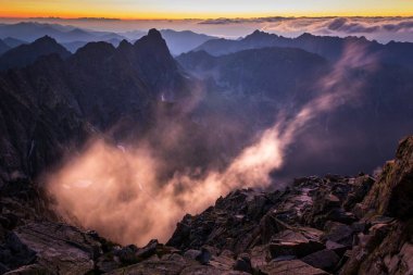Zirvenin tepesinden çarpıcı manzara, Rysy, 2501 m, Yüksek Tatras Dağları, Slovakya gün batımından sonra.