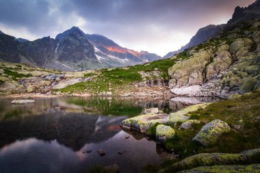 Mala Studena dolina, Vysoke Tatry, High Tatras, Slovakya 'da güzel sakin bir sabah. Sakin bir dağ gölü, kayalar ve sabah ışıklarıyla tepeler..