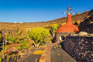 Kaktüs Bahçesi (Jardn de Cactus) Guatiza, Lanzarote, Kanarya Adaları, İspanya. Cesar Manrique 'in yüzlerce çeşit kaktüsü ve eşsiz mimarisi olan ünlü botanik bahçesi..